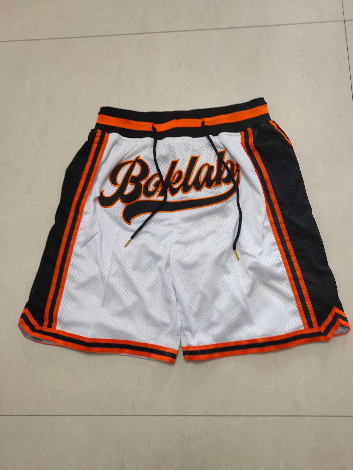 Pantalón vaquero naranja y negro